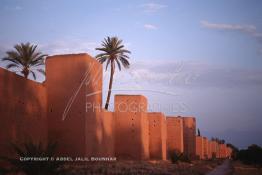 Image du Maroc Professionnelle de  Les remparts de Marrakech sont construits entièrement en pisé selon une technique séculaire par l'Almoravide Ali Ben Youssef au début de XIIème siècle pour se protéger des attaques extérieures. cette muraille s' étend sur dix-neuf kilomètres et atteint par endroit près de huit mètres de hauteur, Mardi 19 Août 1997. ((Photo / Abdeljalil Bounhar) 